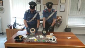 La droga nei barattoli di vernice e olio motore per ingannare i cani: arrestati