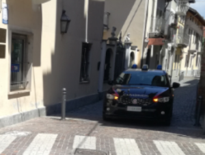 Scoppia un violento parapiglia nel negozio di telefonia, debbono intervenire i carabinieri e i sanitari con un Tso