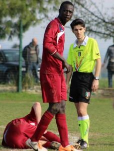 Sport e violenza: pestato per aver difeso il compagno nero dagli insulti ma per la Lega Calcio «non è stato razzismo»