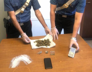 Serviva caffè e marijuana al bancone, barista in manette