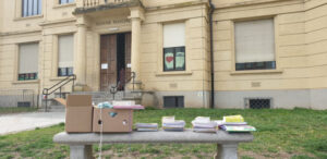 Coronavirus, per ridurre al minimo i rischi i libri di scuola si scambiano su una panchina