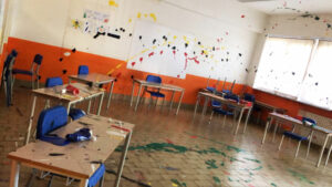 Scuola completamente vadalizzata nella notte: imbrattate pareti e lavagne multimediali