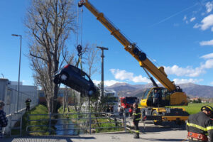 Auto nel canale, illesa la conducente