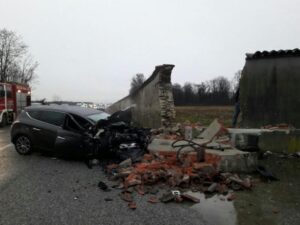 Si schianta contro il muro di Cascina Falchetta lungo la Mandria, grave al Cto