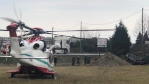 Si ribalta con l’auto davanti all’aeroporto, se la cava con qualche frattura