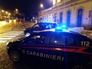 Caccia all’uomo dopo il furto dei ladri, i carabinieri ne fermano uno