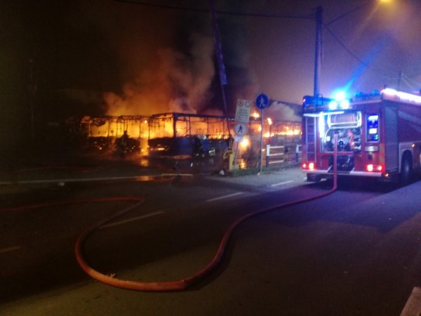 Incendio distrugge i sette pulmann di Gtt parcheggiati nel deposito della stazione