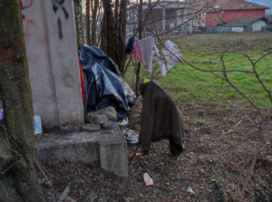 Invisibili tra ville, piscine e cascinali