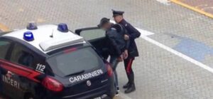 Minaccia i coinquilini con un coltello, arrestato un 21enne
