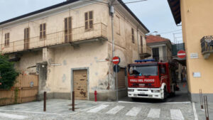 Camino pericolante in centro, intervengono i vigili del fuoco