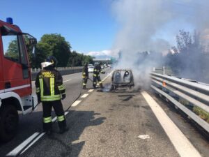 Smart prende fuoco sulla tangenziale, code in direzione di Caselle