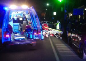 Colpito dalla portiera di un’auto e dopo investito da un’altra vettura: 70enne in ospedale