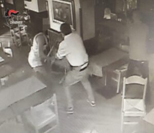 Rissa da Far West nel bar: denunciati in quattro