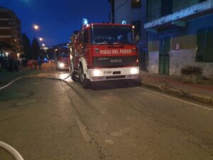 Fiamme alla casa e ai garage, vigili del fuoco in azione