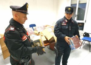 Vendevano frutta, verdura e botti illegali: padre, figlia e genero denunciati