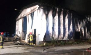 Notte di fuoco alla Seges: in fiamme un capannone e cinque automezzi