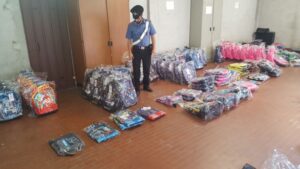 Abiti griffati rubati e venduti nei mercati rionali: tre arresti