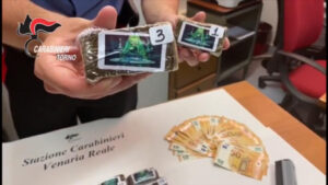 Spacciava droga al semaforo, arrestato lavavetri