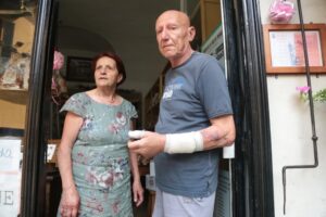 Coppia di coniugi aggredita da due pitbull: “Abbiamo temuto di morire”