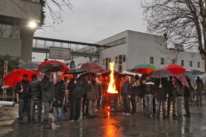 Duecento operai della Satiz “assediano” la Canale: temono la chiusura del loro stabilimento a Moncalieri dopo la fusione con quello borgarese