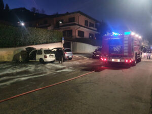 Auto in fiamme a Lanzo, illeso il conducente