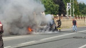 Auto in fiamme, provinciale chiusa per un’ora