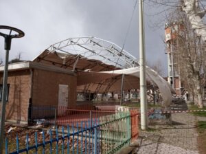 Il vento scoperchia il Palatenda di Caselle