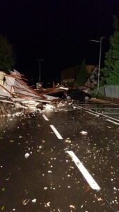 Maltempo e danni in tutta la zona: a Cafasse scoperchiata la pensilina della scuola media