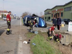 Giovane muore a Volpiano nell’auto che si ribalta, grave il fratello 17enne