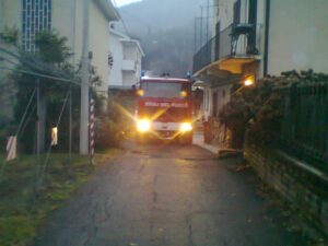 Paura a Cafasse per un incendio in una abitazione. Impiegate tre squadre del 115 per domare il rogo