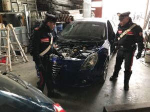 Nel capannone l’officina per “cannibalizzare” le auto