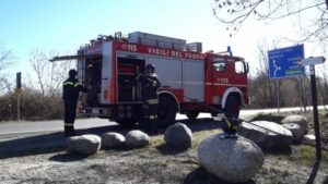 Incendi nei boschi a Villanova e Robassomero: «Non gettate mozziconi di sigaretta»