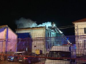 Fiamme sull’ex Ipca, completamente distrutto il tetto di un capannone