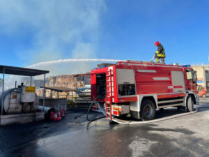 Incendio alla cartiera, vigili del fuoco sul posto