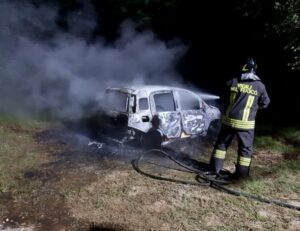 Auto in fiamme tra Fiano e La Cassa: il veicolo potrebbe essere rubato