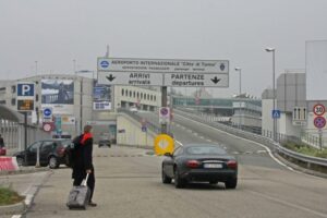 La mossa disperata all’aeroporto del migrante che non voleva essere rimpatriato