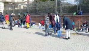 Abbandonati da un bus in piazza a Rocca, il caso dei migranti
