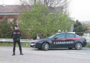 Cade nella sua abitazione, 83enne salvato dai carabinieri