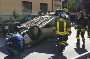 Si ribalta con l’auto in pieno centro, madre e figlia ferite