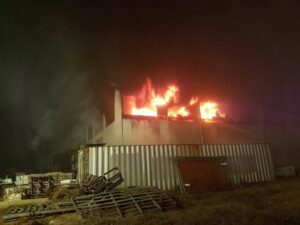 Violento incendio distrugge capannone di una ditta: danni ingenti