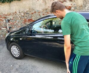 Corio, una spiacevole sorpresa per i bagnanti: auto rigate e gomme bucate