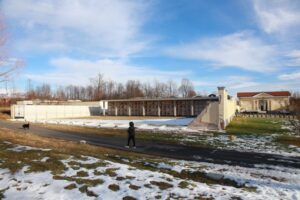 Dopo una notte di forte vento crolla il muro del cimitero