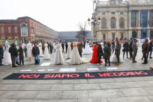 La protesta del mondo del wedding sotto il palazzo della Regione