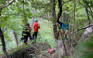 Atterra con il parapendio sugli alberi, 33enne salvo per miracolo
