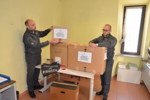 Quasi identici confezioni, mattoncini e pupazzetti: maxi sequestro di falsi Lego