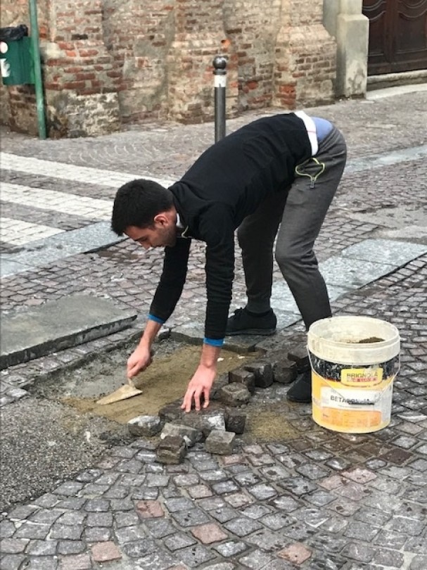 Strade colabrodo: rappezzi, polemiche e feriti