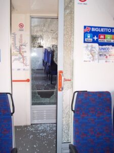 Atti vandalici contro due treni Gtt parcheggiati nella stazione di Rivarolo: danni per 20mila euro