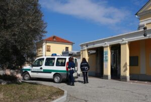 Profanate le tombe di due donne al cimitero di Leinì