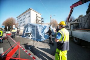 Con tosse e febbre al pronto soccorso, il giorno dopo informa i medici del contatto col nipote ritornato dalla Cina