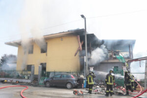 La casa va a fuoco, muore una donna – VIDEO